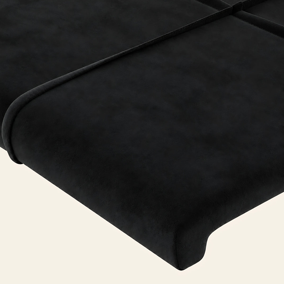 Gros plan du velours matelassé noir de la tête de lit Passy