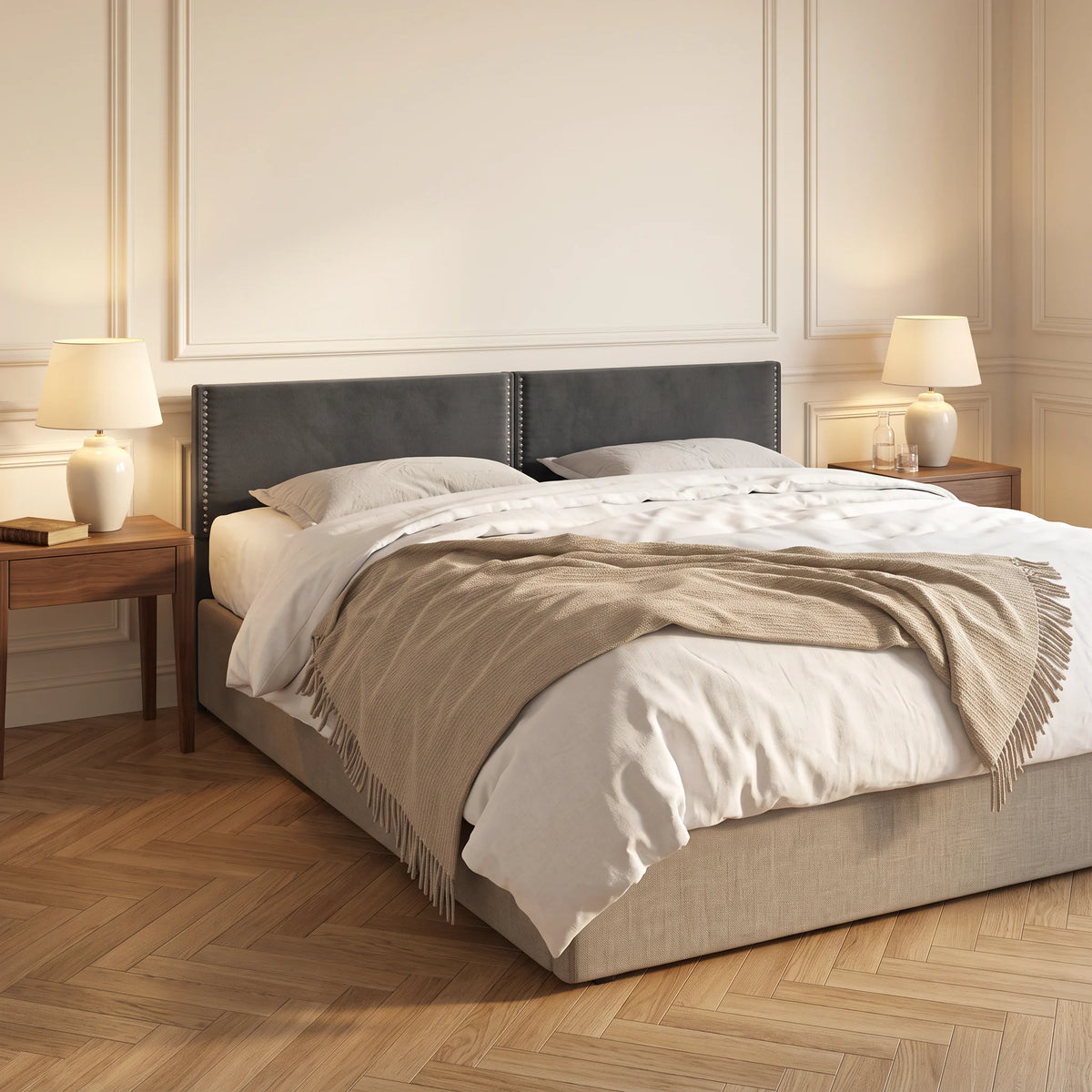 Tête de lit cloutée en velours à poser Saint-Louis gris anthracite dans une chambre, vue de trois quarts