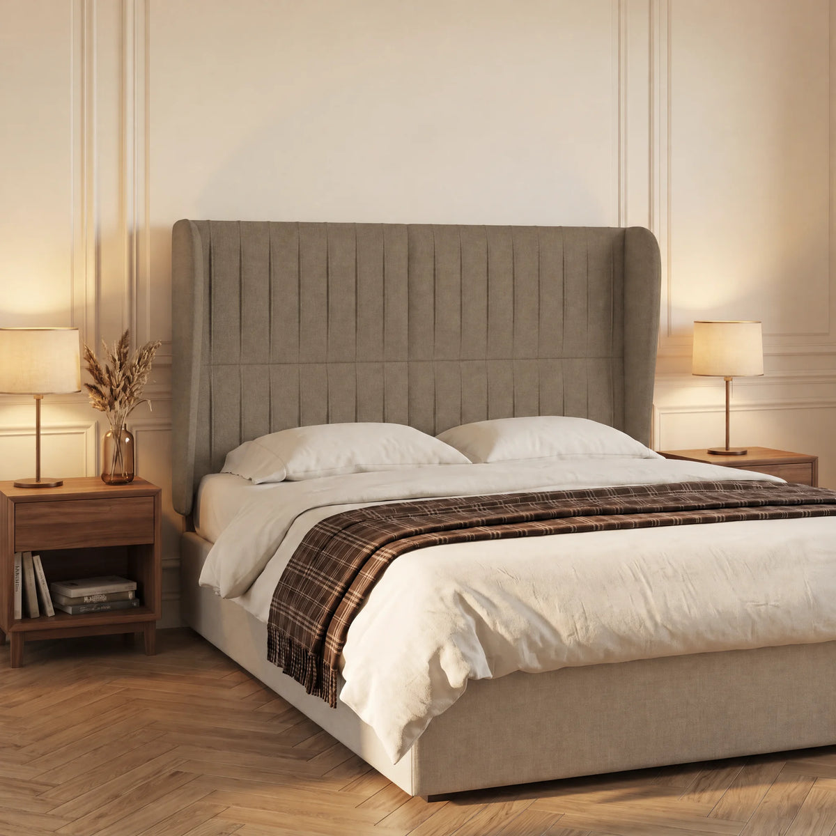 Tête de lit haute cannelée à oreilles en tissu Friedland taupe, mise en situation dans une chambre