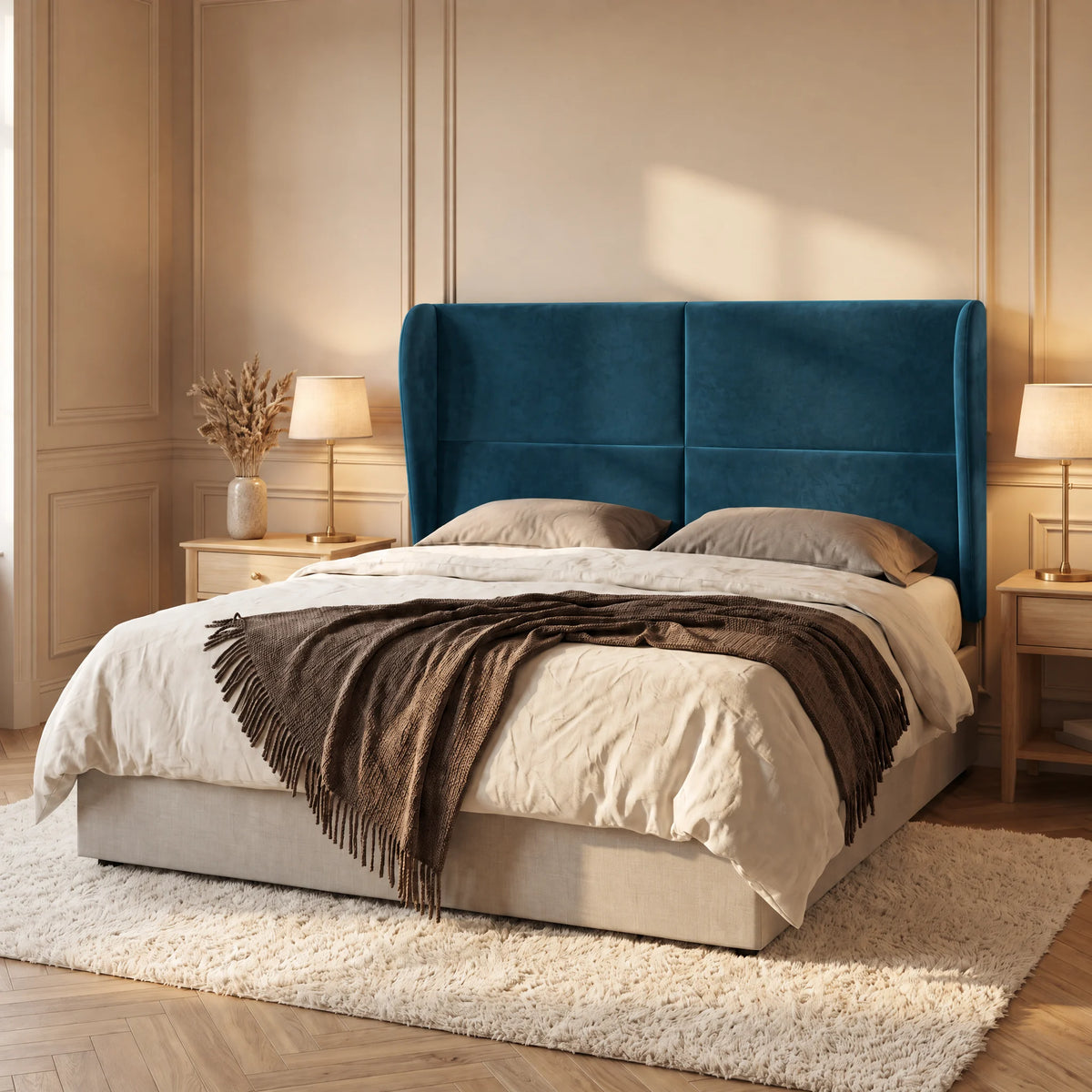 Tête de lit haute à oreilles arrondies en velours Haussmann bleu canard dans une chambre, vue de trois quarts