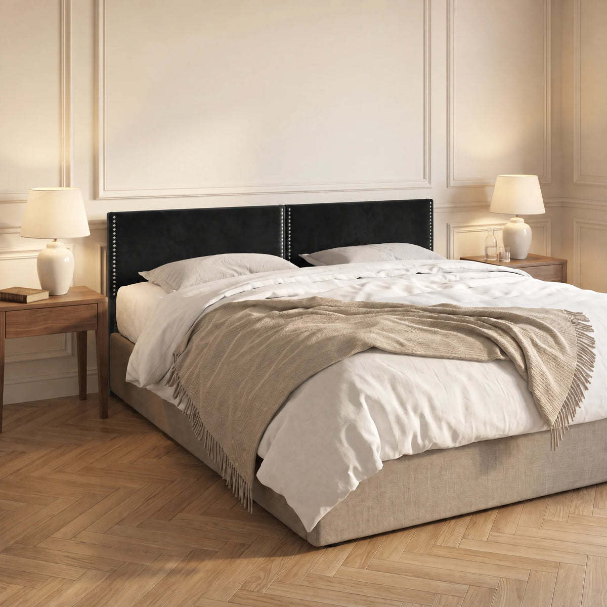Tête de lit cloutée en velours à poser Saint-Louis noir dans une chambre, vue de trois quarts