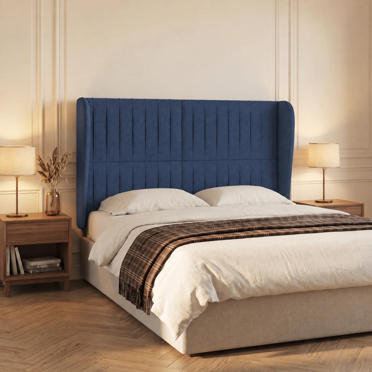 Tête de lit haute cannelée à oreilles en tissu Friedland bleu, mise en situation dans une chambre