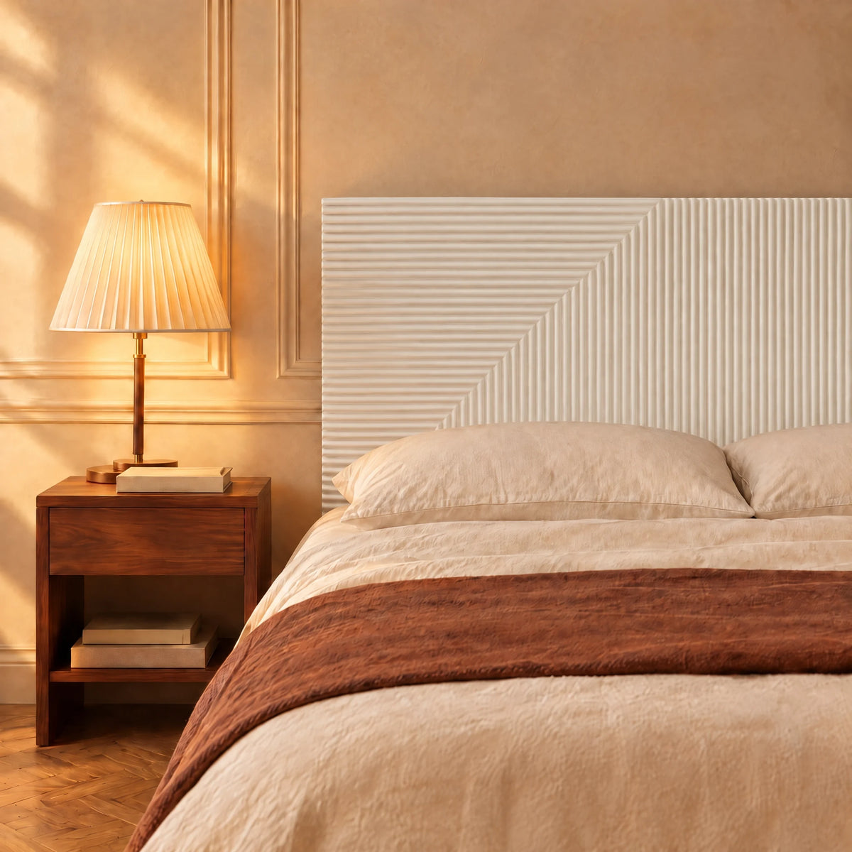 Tête de lit murale en bois à chevrons Saint-Honoré, finition blanc, dans une chambre, avec table de chevet et lampe