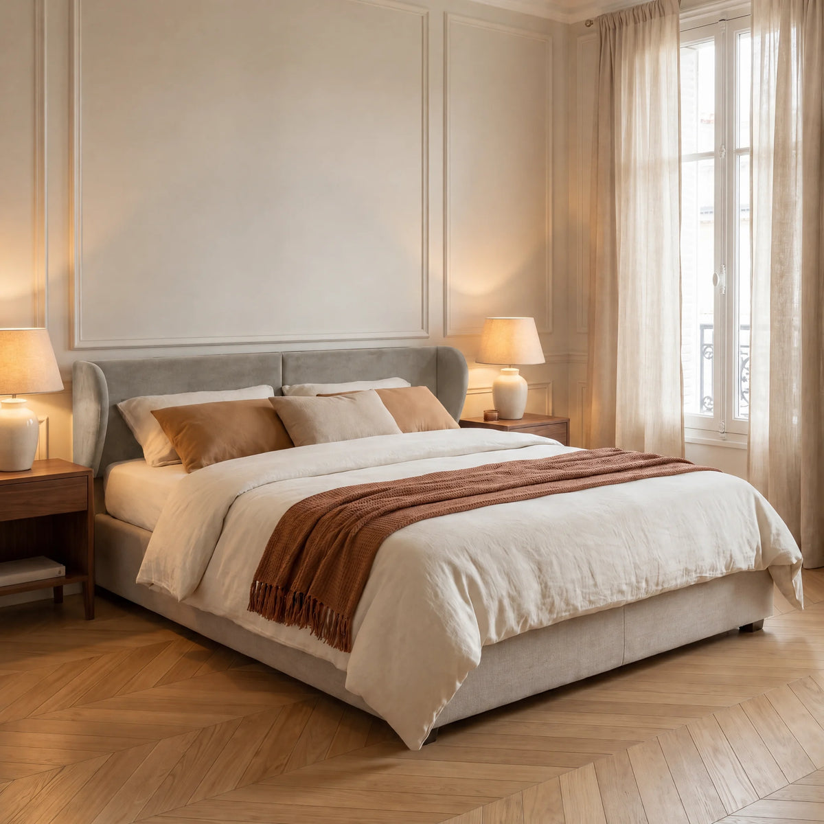 Tête de lit à oreilles arrondies en velours Solférino gris clair dans une chambre, vue de trois quarts