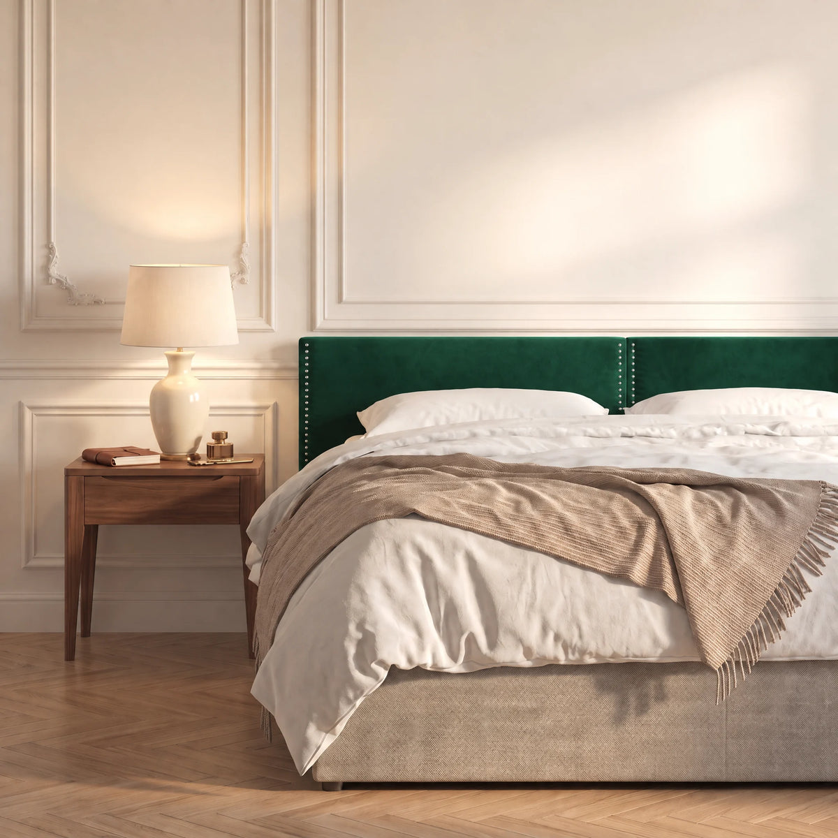 Tête de lit cloutée en velours à poser Saint-Louis vert sapin dans une chambre, avec table de chevet et lampe