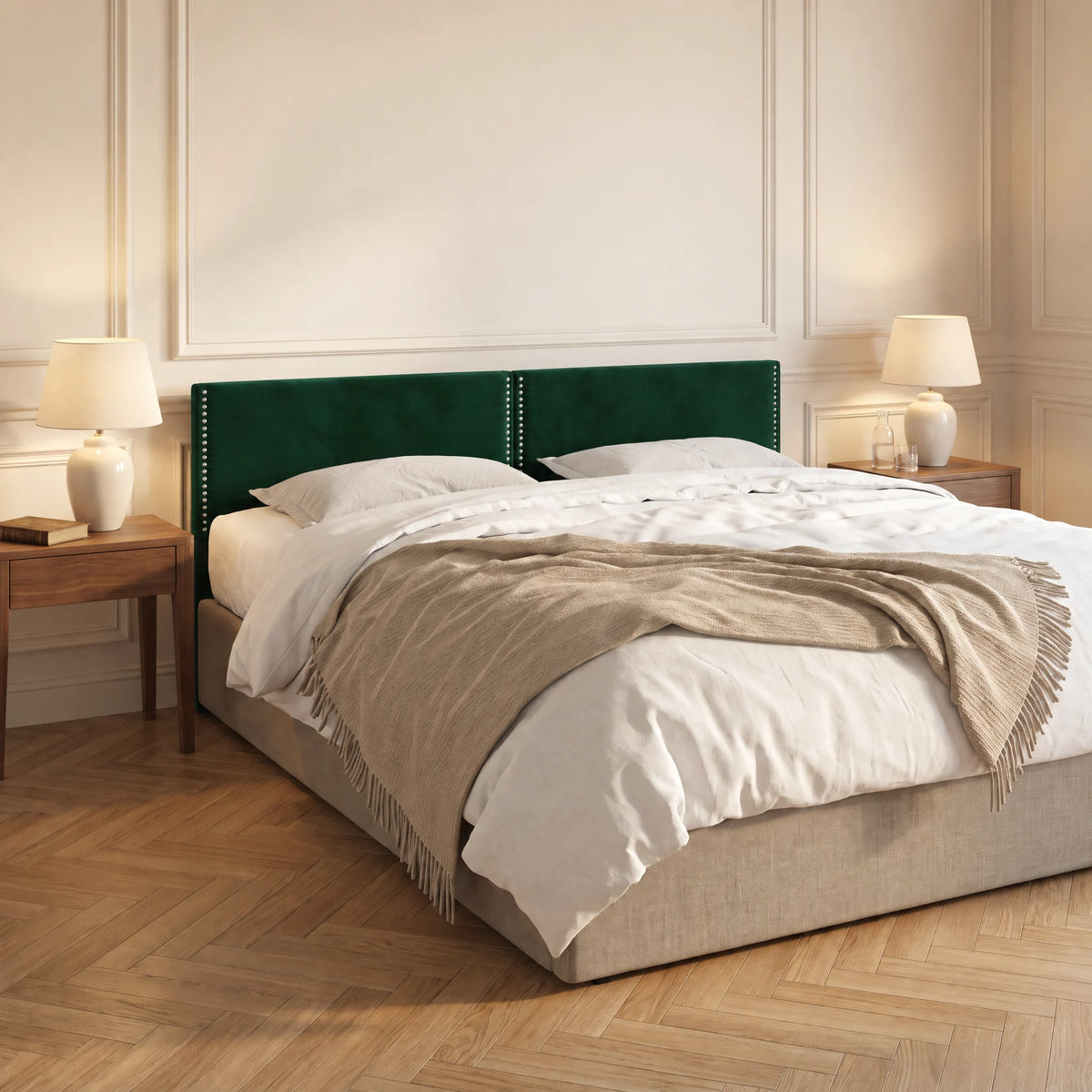 Tête de lit cloutée en velours à poser Saint-Louis vert sapin dans une chambre, vue de trois quarts