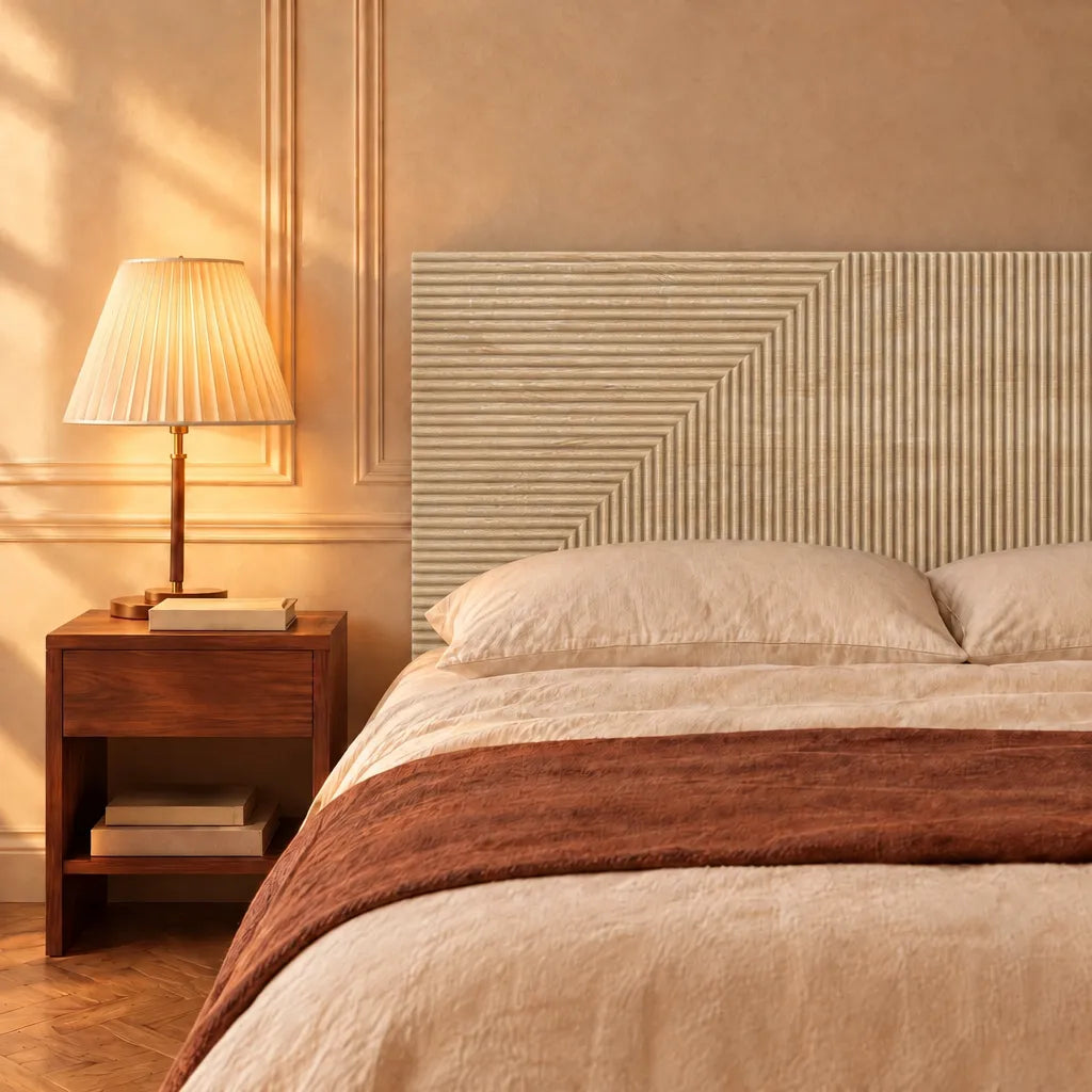 Tête de lit murale en bois à chevrons Saint-Honoré, finition chêne clair, dans une chambre, avec table de chevet et lampe