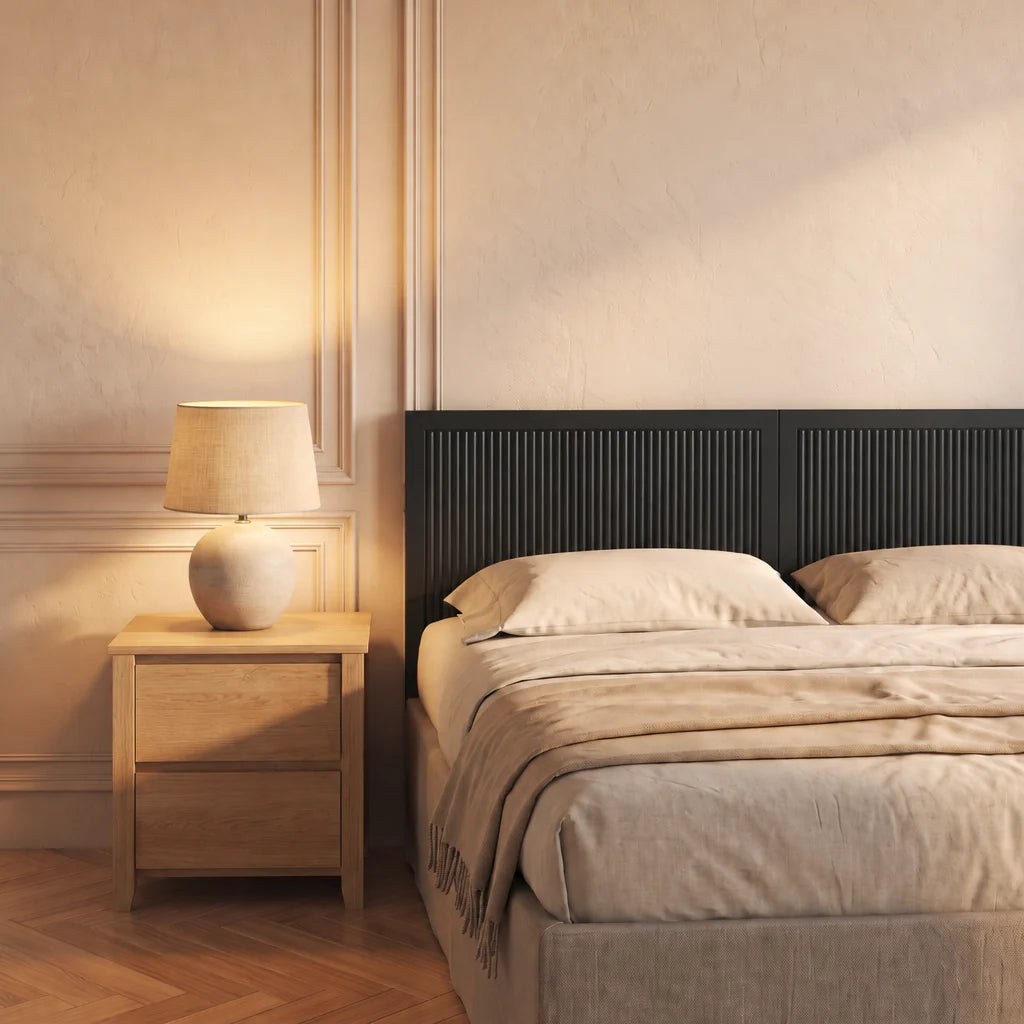Tête de lit murale en bois cannelé Saint-Germain, finition noir, dans une chambre, avec table de chevet et lampe