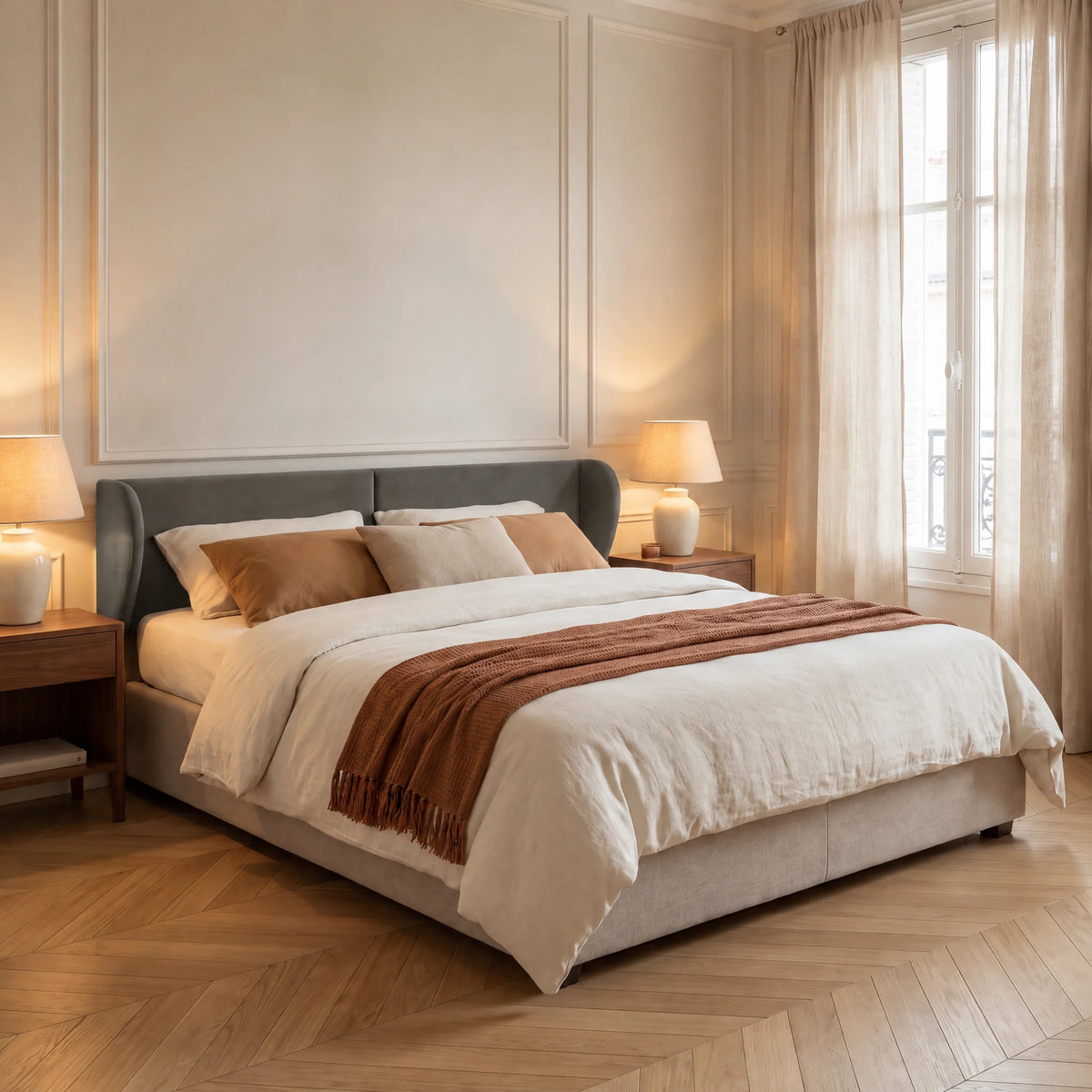 Tête de lit à oreilles arrondies en velours Solférino gris anthracite dans une chambre, vue de trois quarts