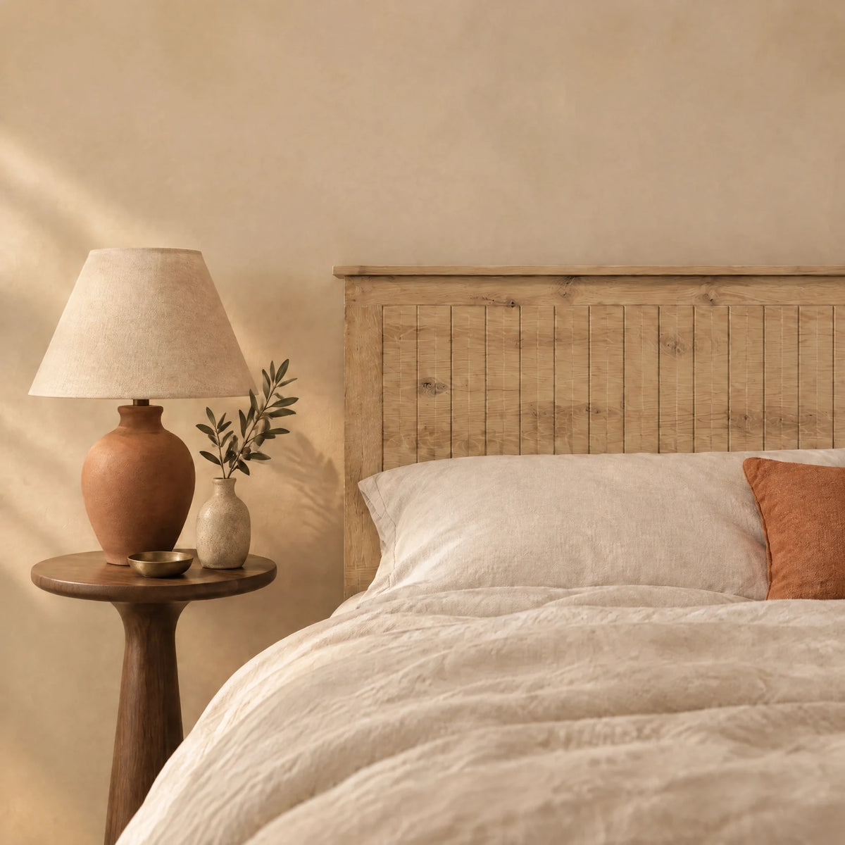 Tête de lit en bois à poser Monceau chêne naturel dans une chambre, avec table de chevet et lampe