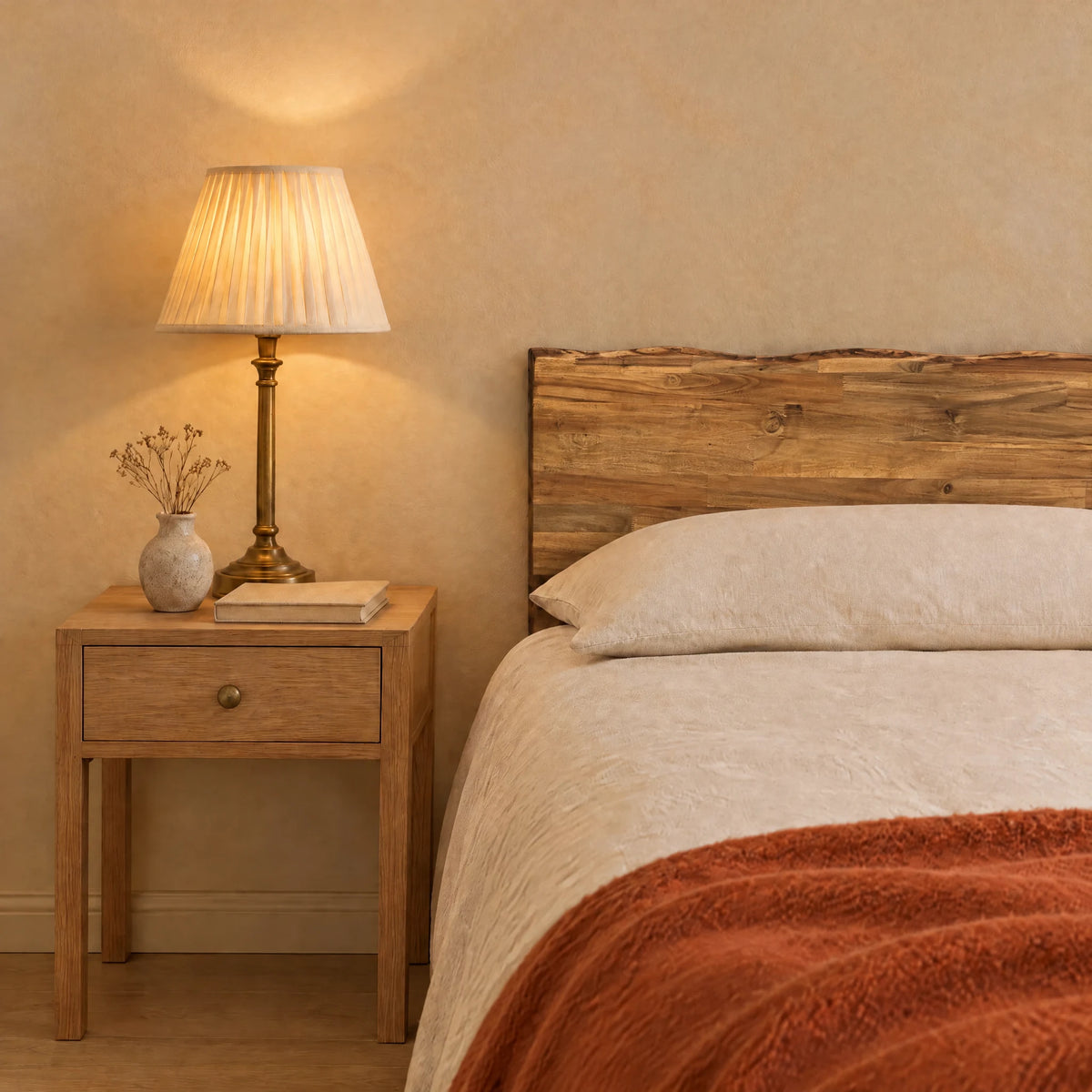 Tête de lit en bois massif à poser Vincennes acacia naturel dans une chambre, avec table de chevet et lampe