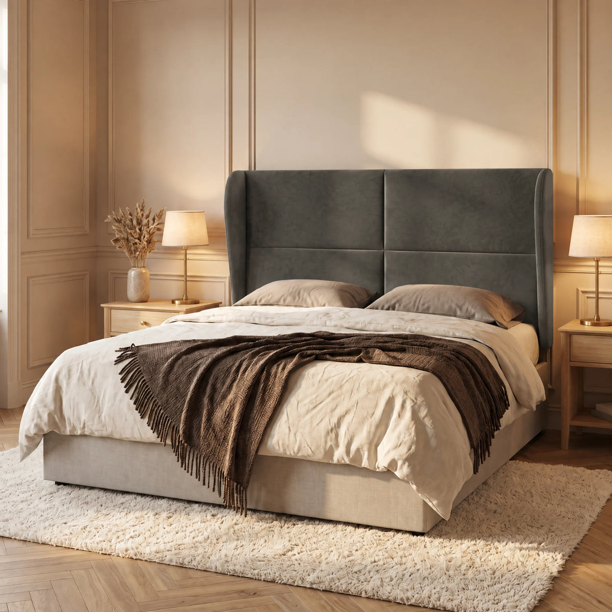 Tête de lit haute à oreilles arrondies en velours Haussmann gris anthracite dans une chambre, vue de trois quarts