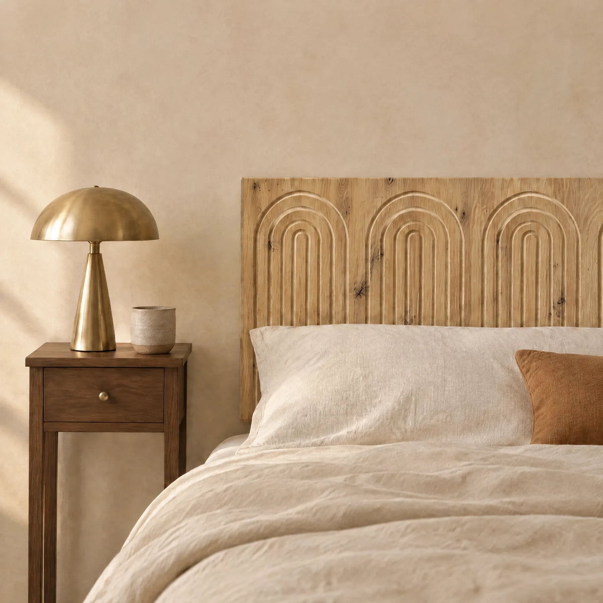 Tête de lit murale en bois Palais-Royal chêne naturel dans une chambre, avec table de chevet et lampe