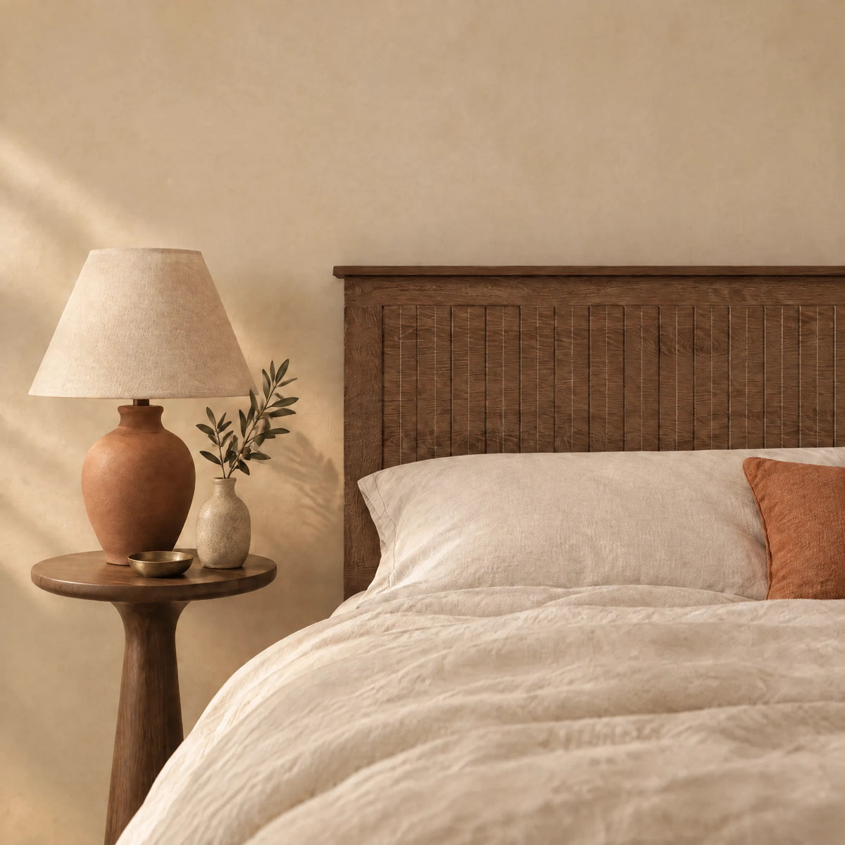 Tête de lit en bois à poser Monceau chêne brun dans une chambre, avec table de chevet et lampe