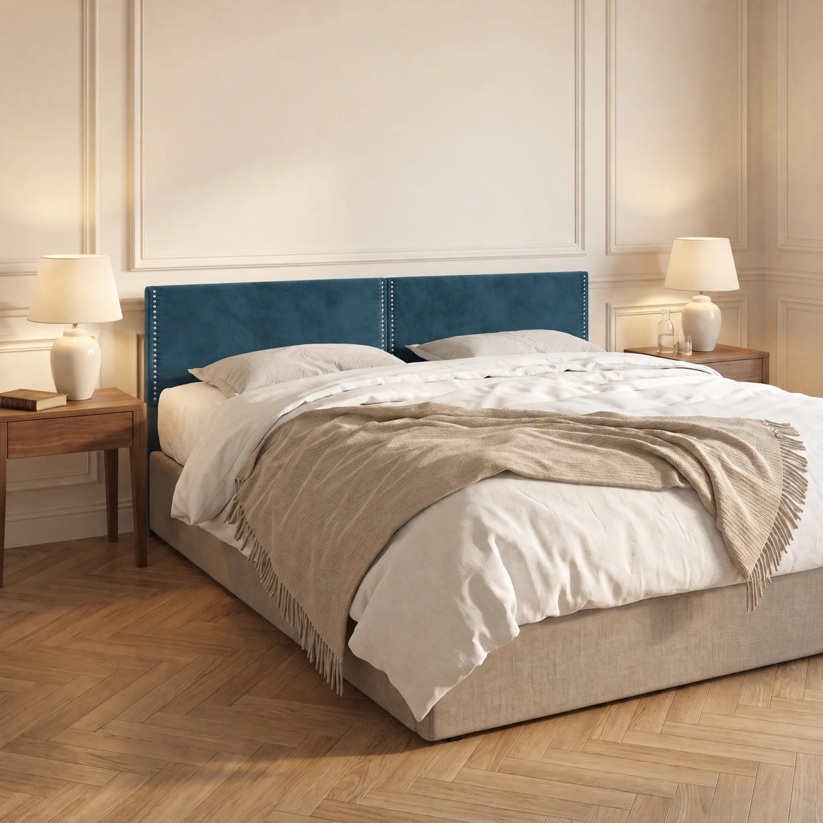 Tête de lit cloutée en velours à poser Saint-Louis bleu canard dans une chambre, vue de trois quarts