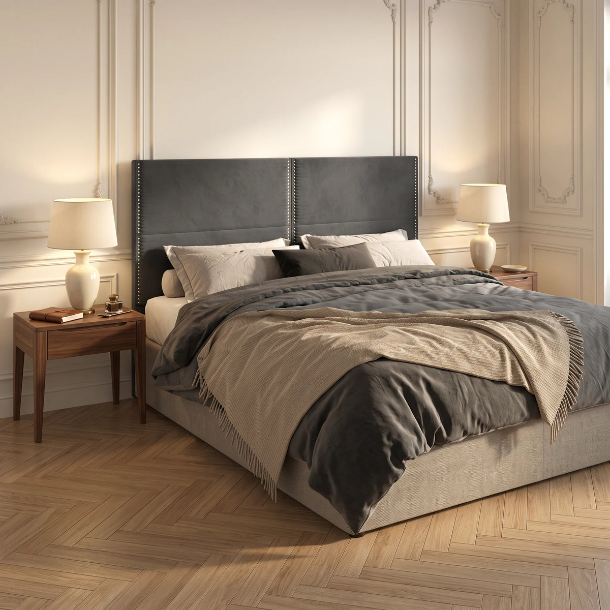 Tête de lit haute cloutée en velours Matignon gris anthracite dans une chambre, vue de trois quarts