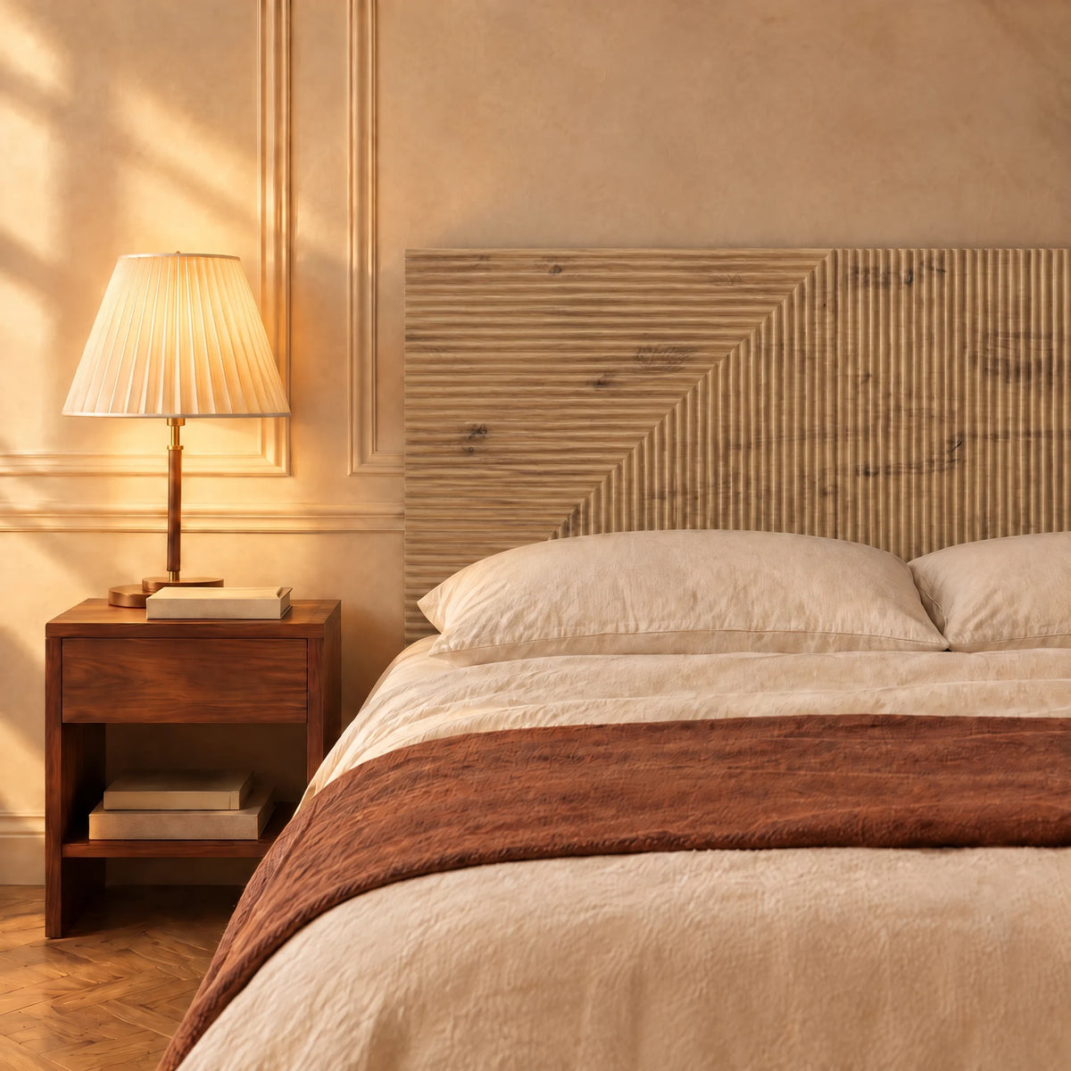 Tête de lit murale en bois à chevrons Saint-Honoré, finition chêne naturel, dans une chambre, avec table de chevet et lampe