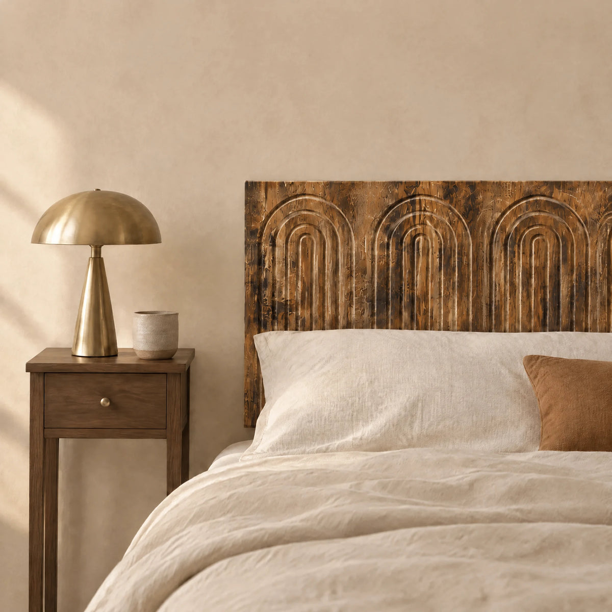 Tête de lit murale en bois Palais-Royal bois vieilli dans une chambre, avec table de chevet et lampe