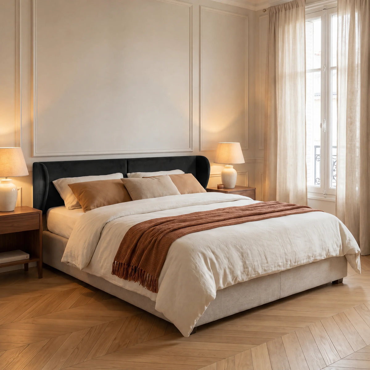 Tête de lit à oreilles arrondies en velours Solférino noir dans une chambre, vue de trois quarts