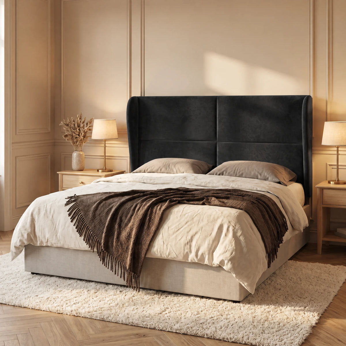 Tête de lit haute à oreilles arrondies en velours Haussmann noir dans une chambre, vue de trois quarts