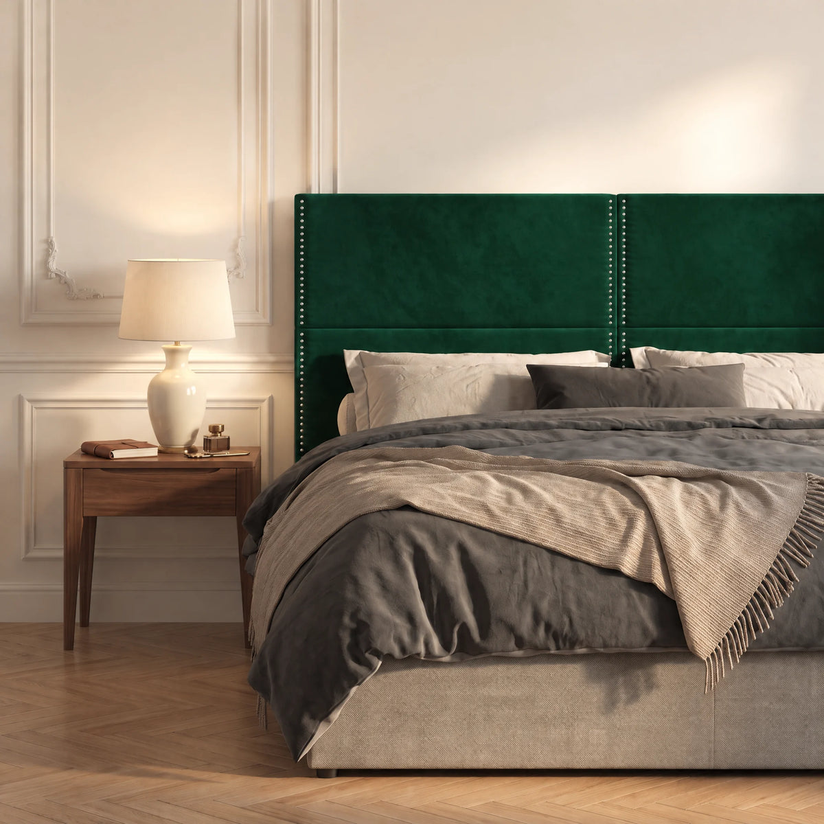 Tête de lit haute cloutée en velours Matignon vert sapin dans une chambre, avec table de chevet et lampe