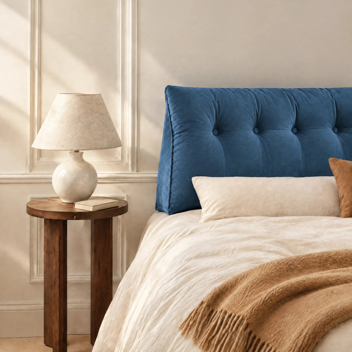 Coussin de tête de lit Opéra bleu sur un lit, avec table de chevet et lampe