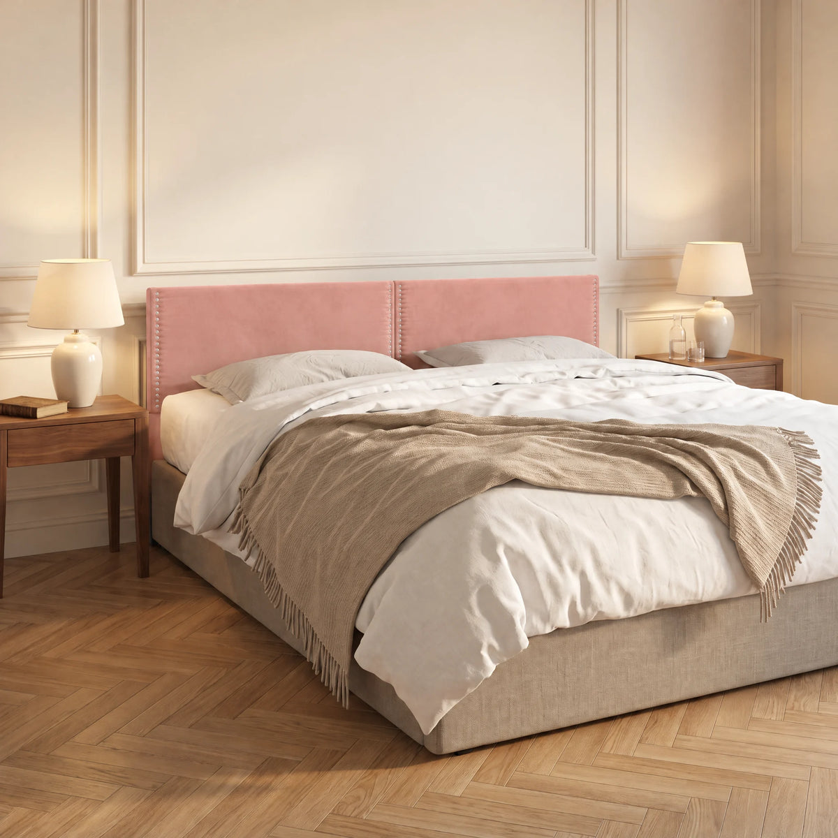 Tête de lit cloutée en velours à poser Saint-Louis rose poudré dans une chambre, vue de trois quarts