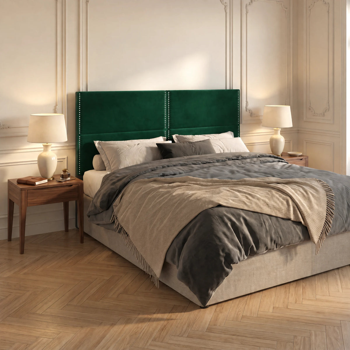 Tête de lit haute cloutée en velours Matignon vert sapin dans une chambre, vue de trois quarts
