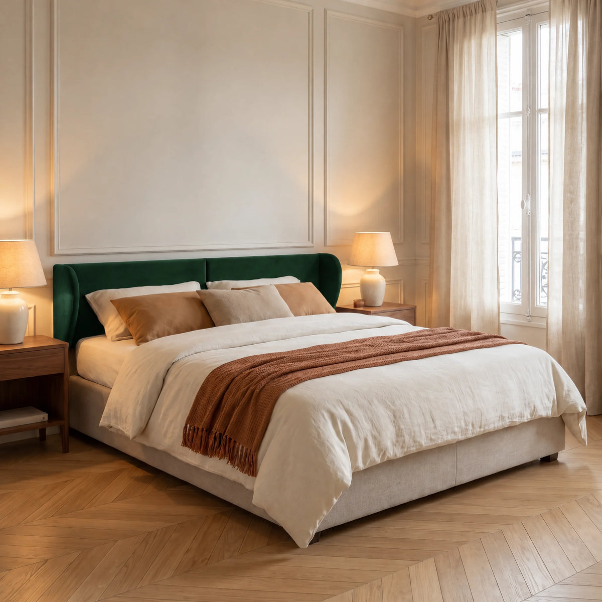 Tête de lit à oreilles arrondies en velours Solférino vert sapin dans une chambre, vue de trois quarts