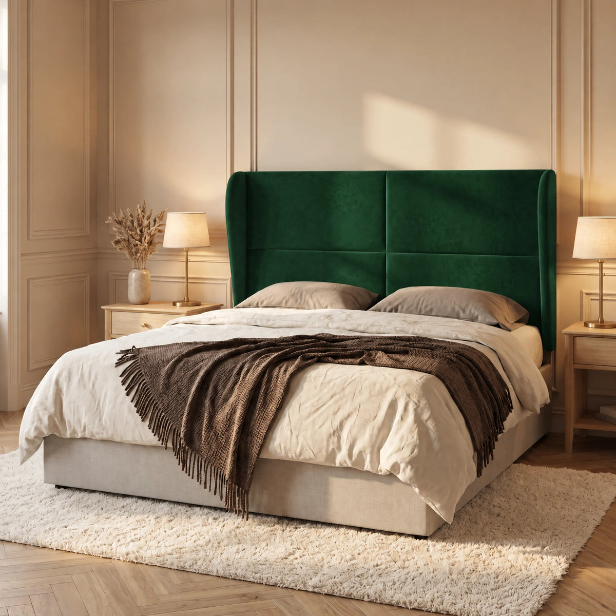 Tête de lit haute à oreilles arrondies en velours Haussmann vert sapin dans une chambre, vue de trois quarts