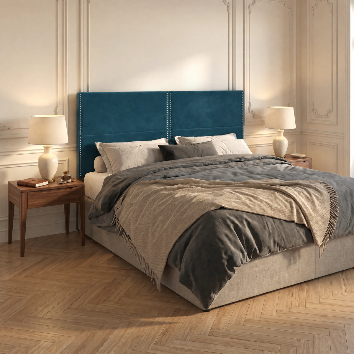 Tête de lit haute cloutée en velours Matignon bleu canard dans une chambre, vue de trois quarts
