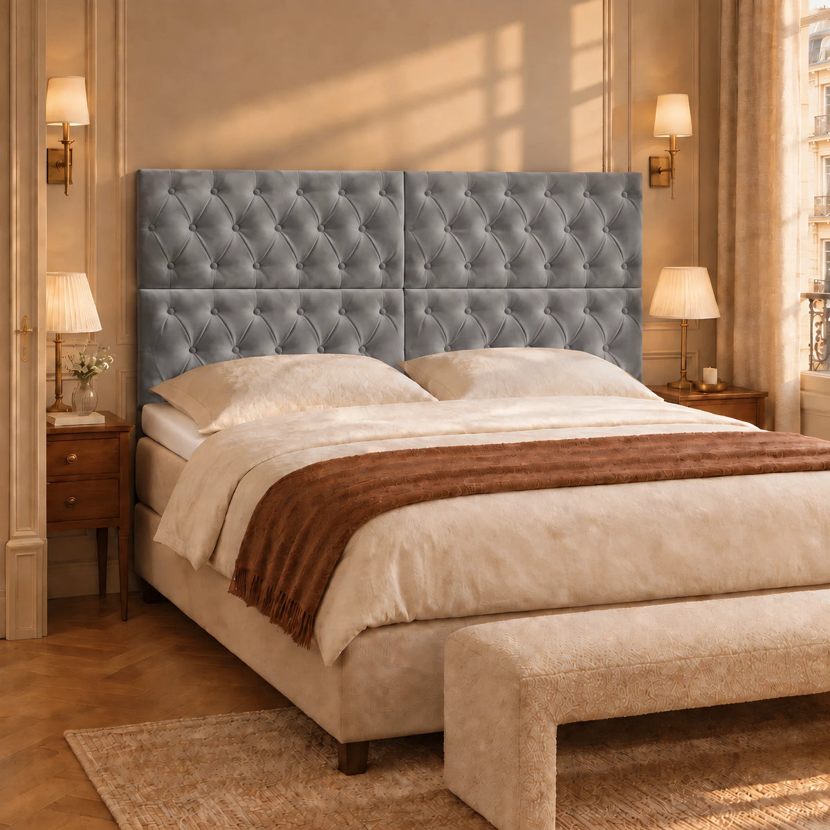 Tête de lit haute capitonnée en velours Concorde gris clair dans une chambre parisienne