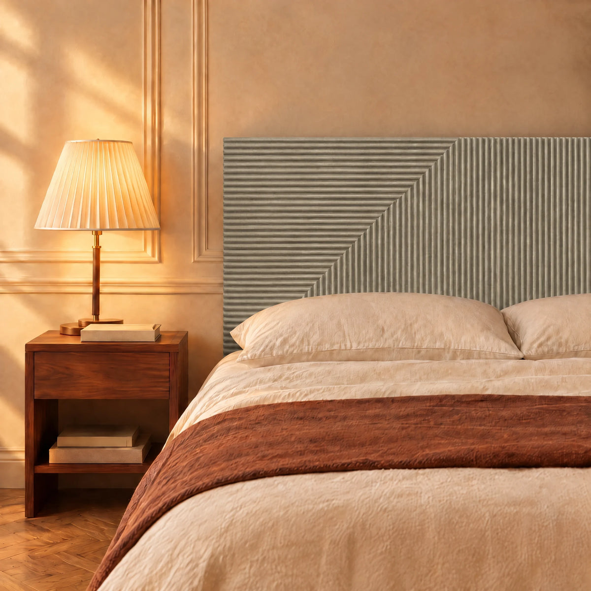 Tête de lit murale en bois à chevrons Saint-Honoré, finition gris, dans une chambre, avec table de chevet et lampe