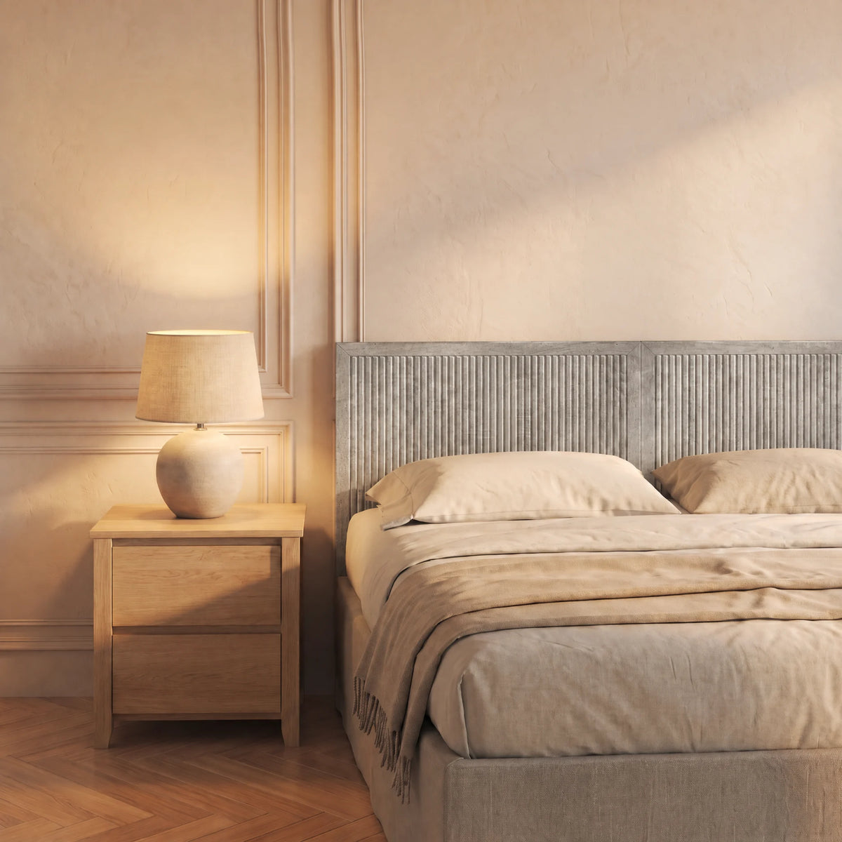 Tête de lit murale en bois cannelé Saint-Germain, finition gris, dans une chambre, avec table de chevet et lampe