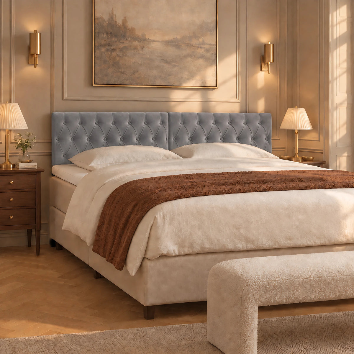 Tête de lit capitonnée en velours Alma gris clair dans une chambre parisienne