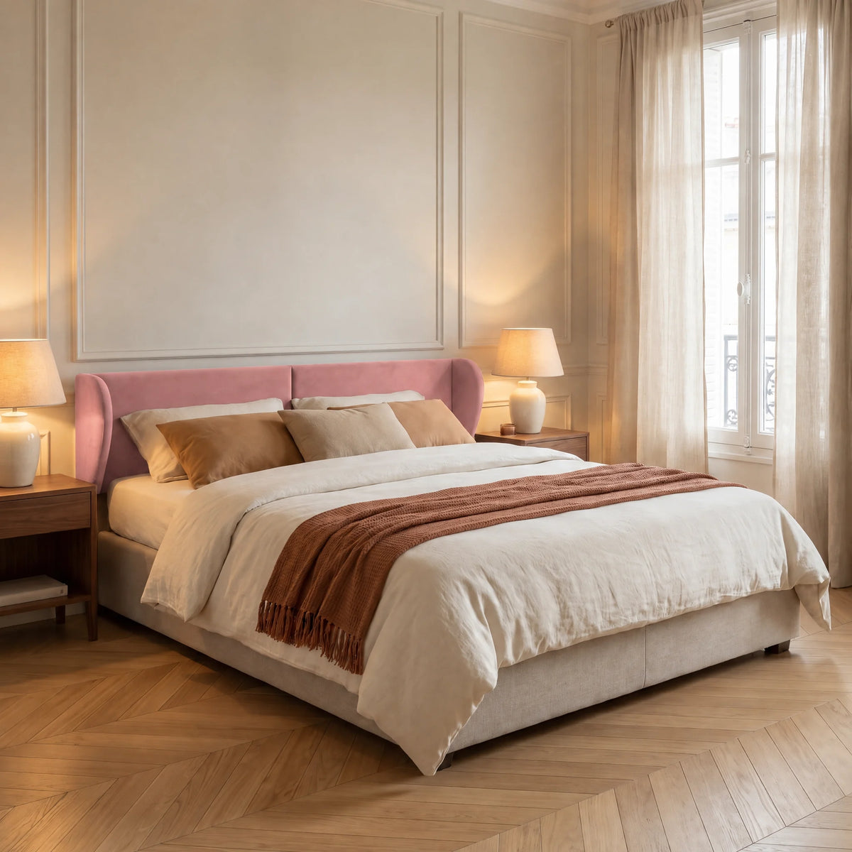 Tête de lit à oreilles arrondies en velours Solférino rose poudré dans une chambre, vue de trois quarts