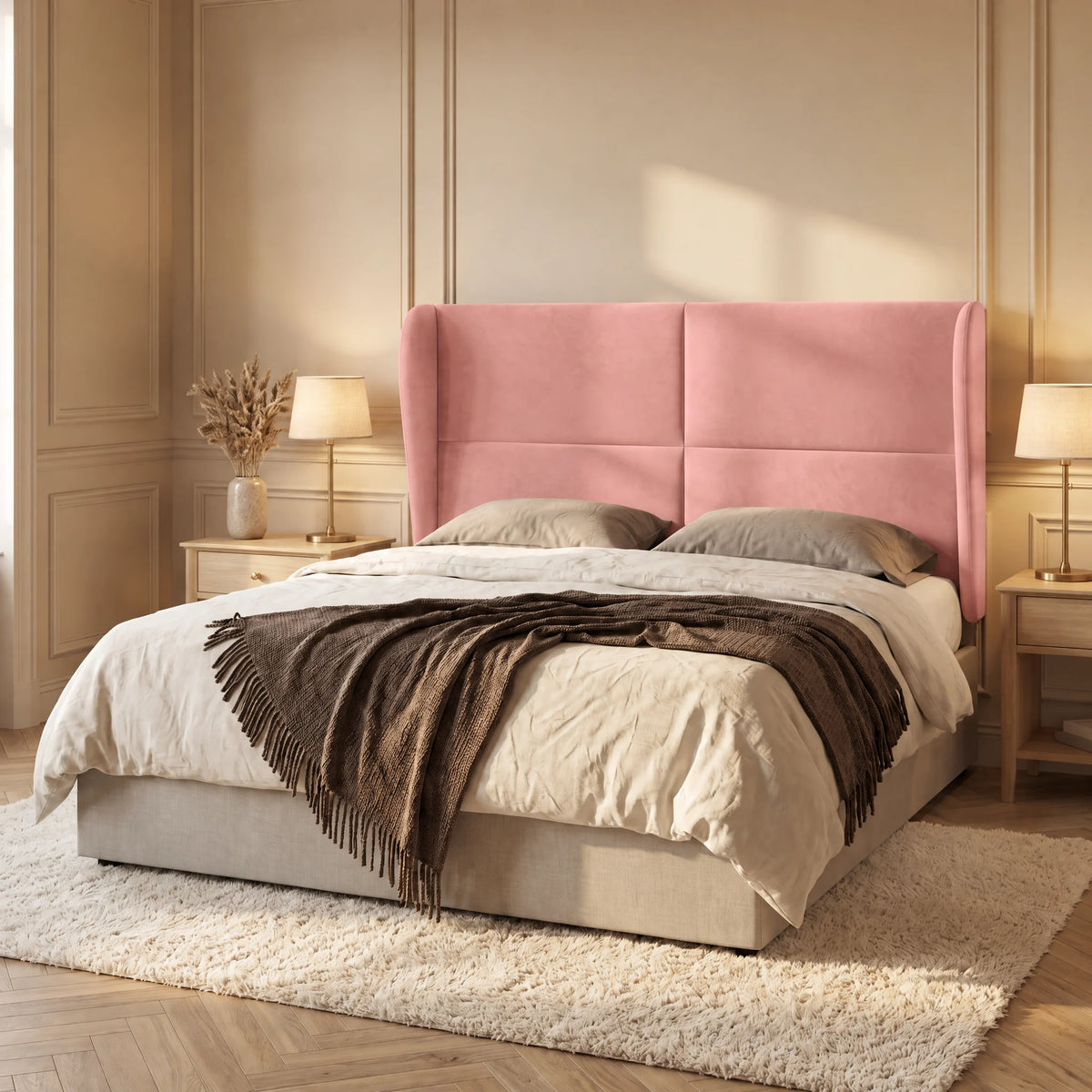 Tête de lit haute à oreilles arrondies en velours Haussmann rose poudré dans une chambre, vue de trois quarts