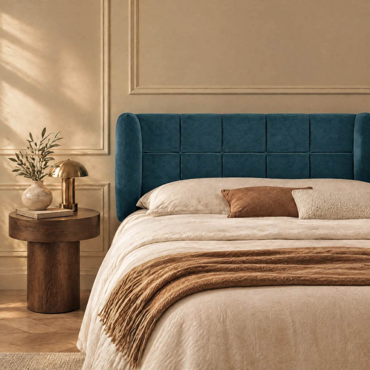 Tête de lit à oreilles en velours Passy bleu canard dans une chambre, avec table de chevet et lampe