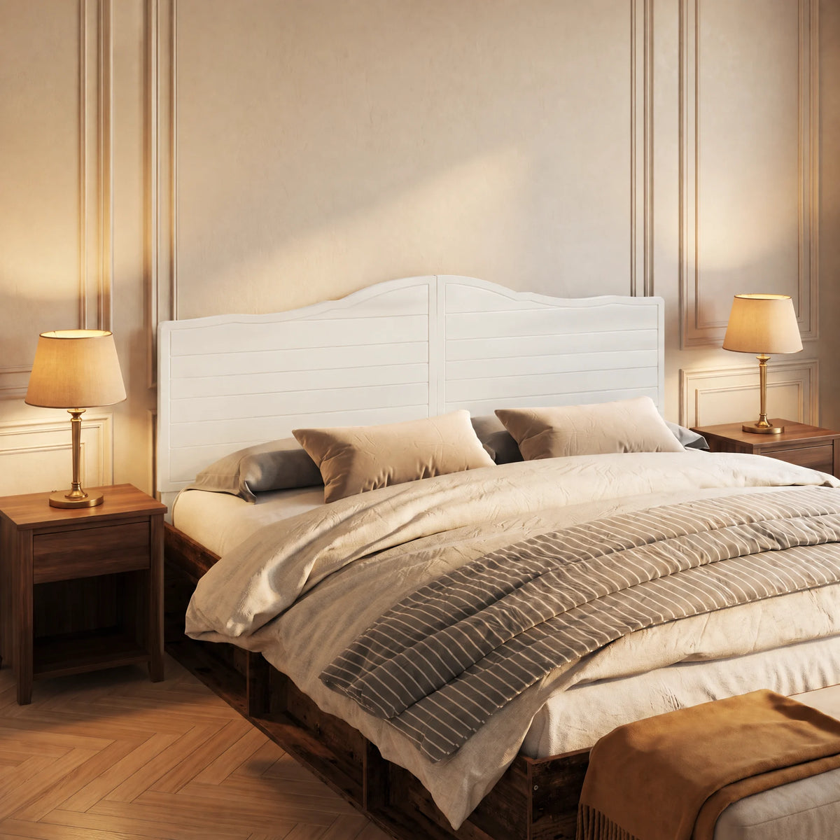 Tête de lit chantournée en bois Marigny, finition blanc, dans une chambre, vue de trois quarts