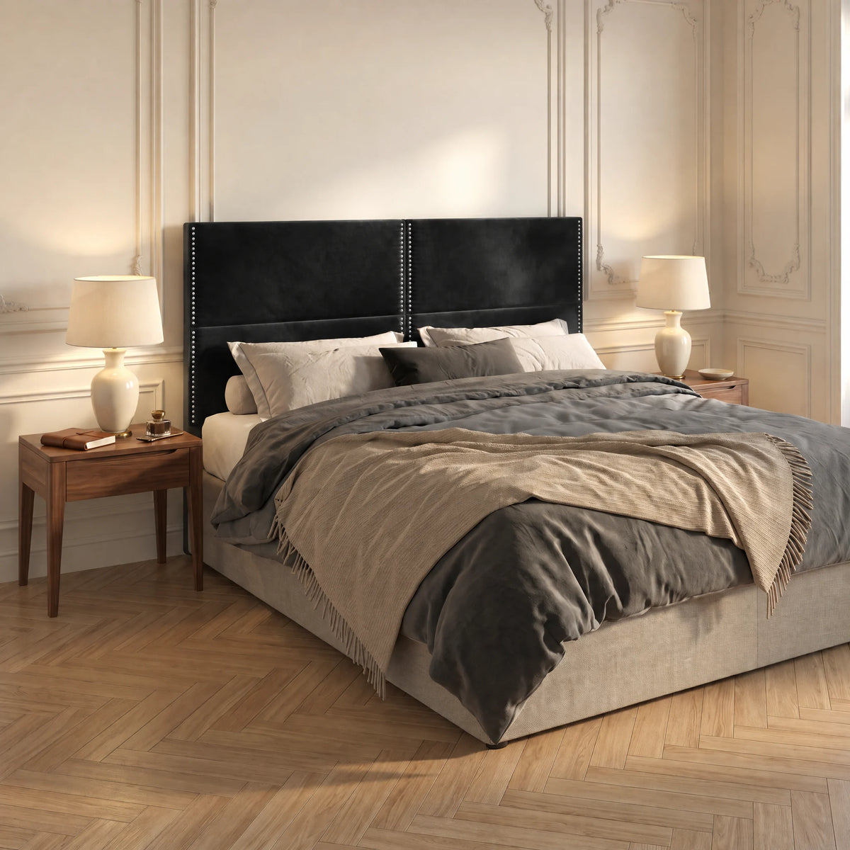 Tête de lit haute cloutée en velours Matignon noir dans une chambre, vue de trois quarts