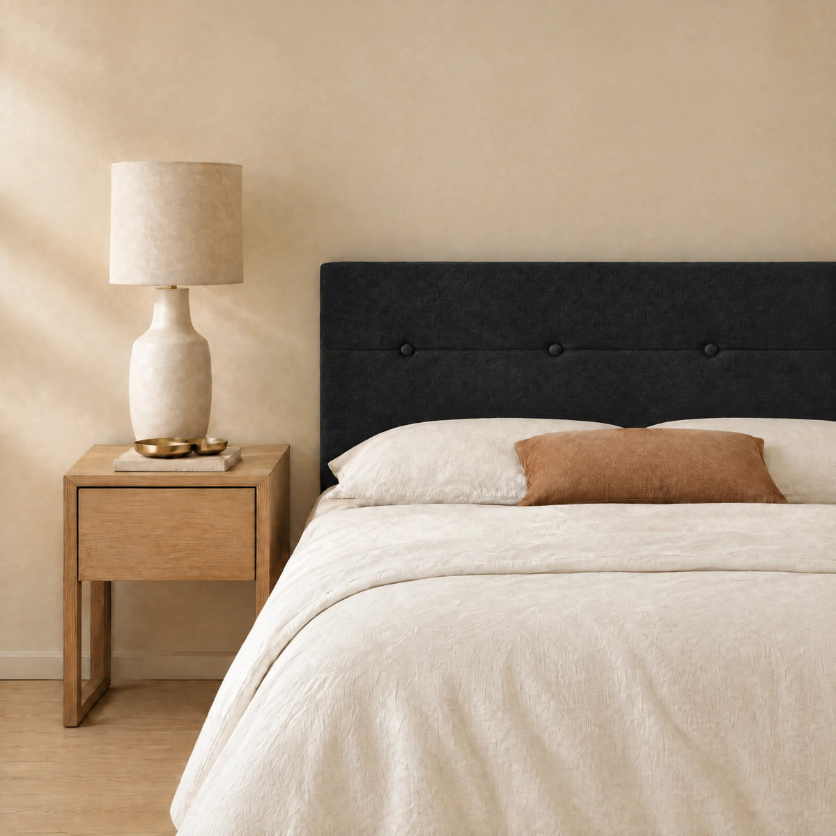 Tête de lit en tissu à poser Marais noir dans une chambre, avec table de chevet et lampe