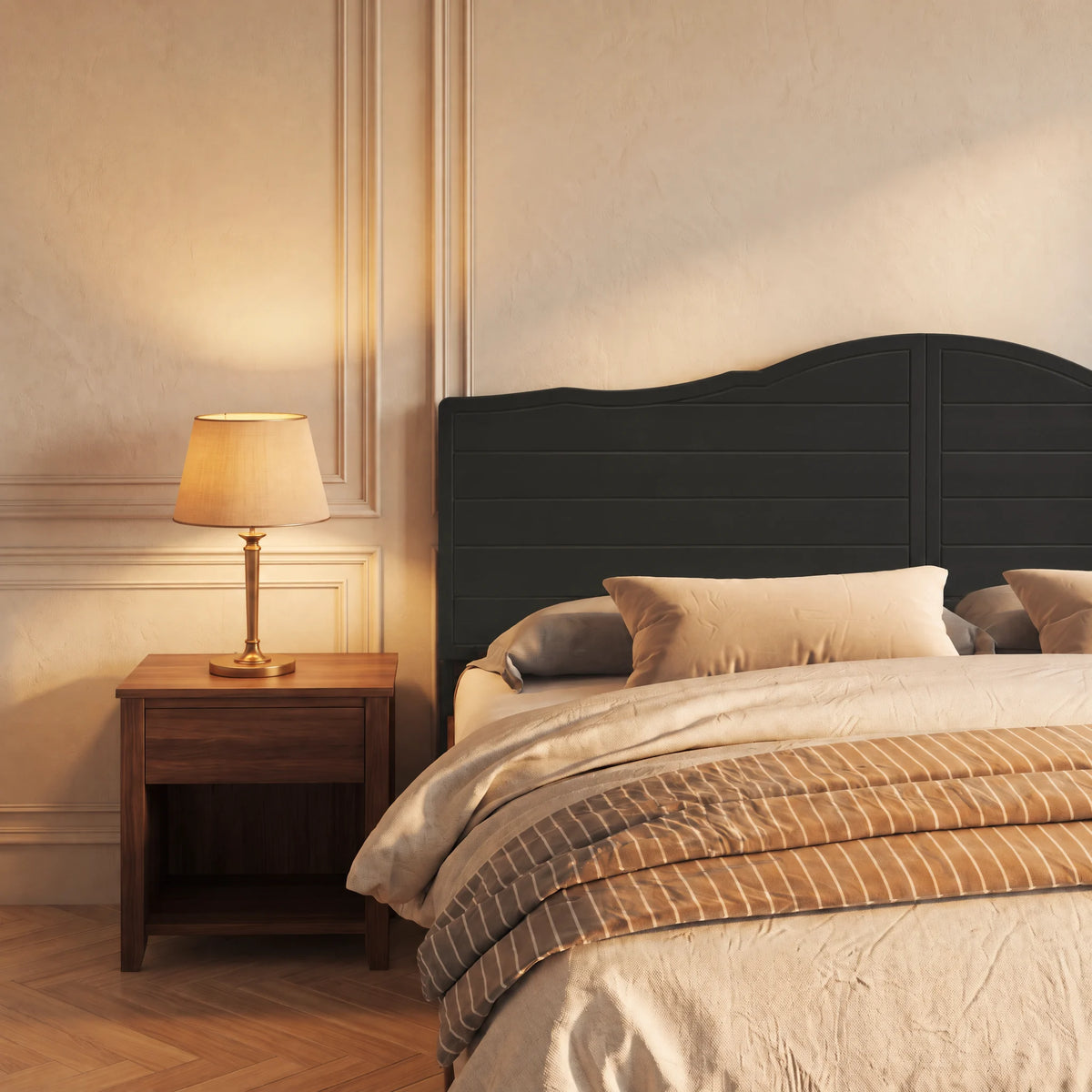 Tête de lit chantournée en bois Marigny, finition noir, dans une chambre, avec table de chevet et lampe
