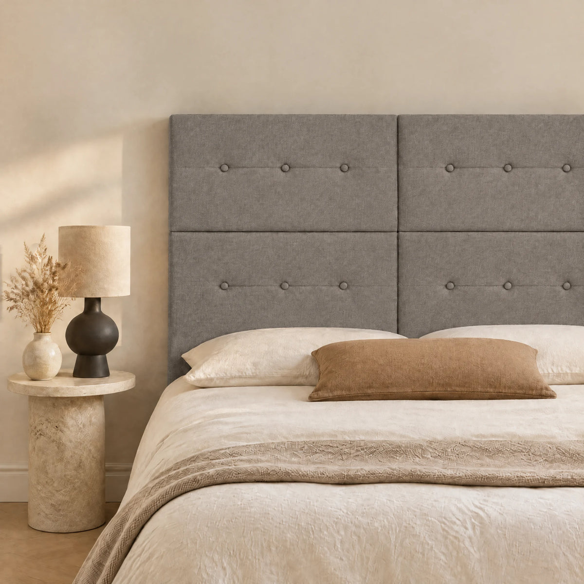 Tête de lit haute en tissu Bastille taupe dans une chambre, avec table de chevet et lampe