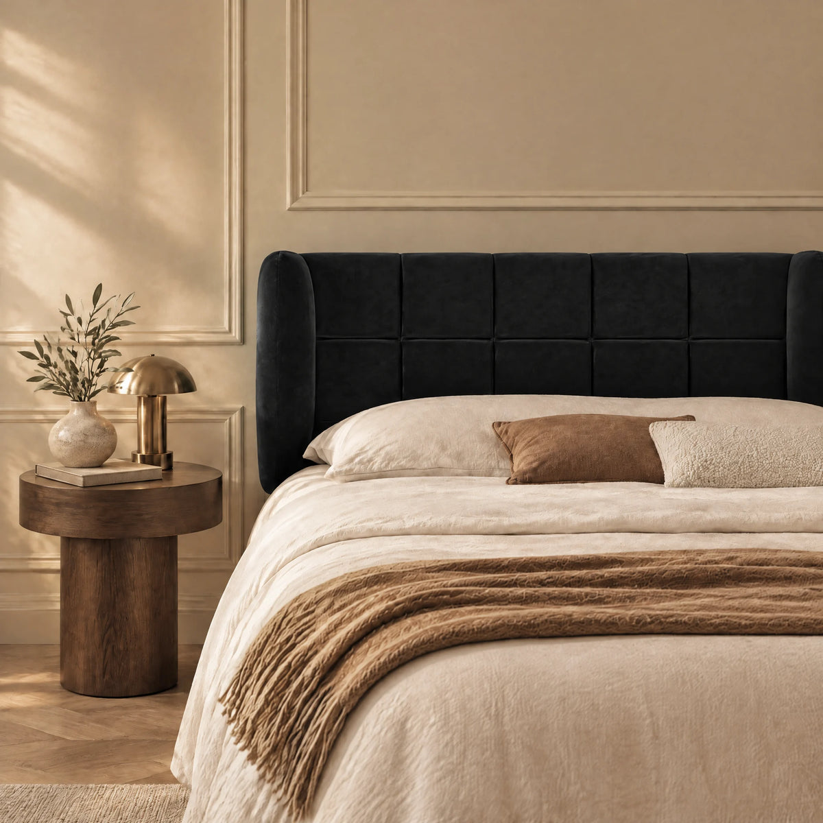 Tête de lit à oreilles en velours Passy noir dans une chambre, avec table de chevet et lampe