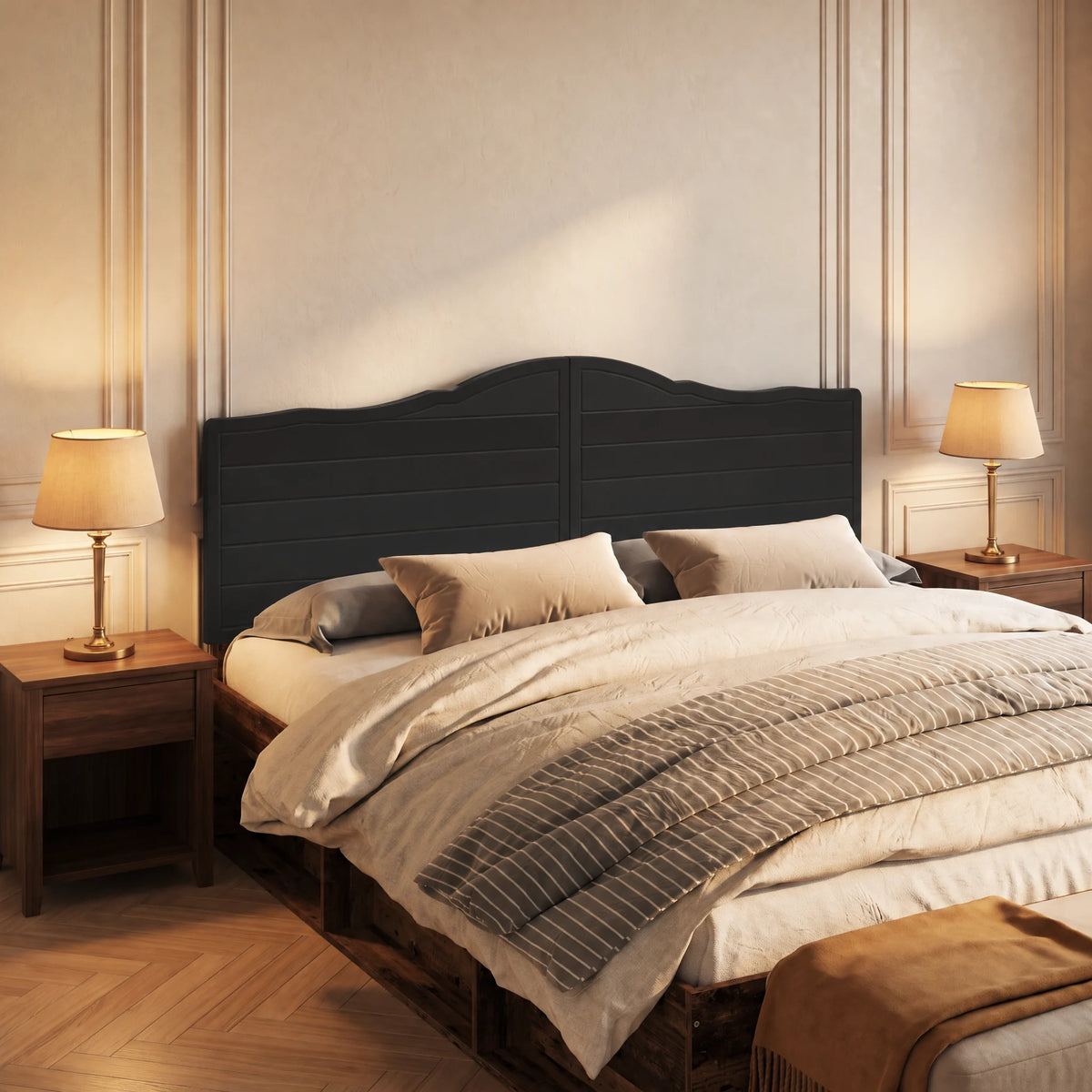 Tête de lit chantournée en bois Marigny, finition noir, dans une chambre, vue de trois quarts