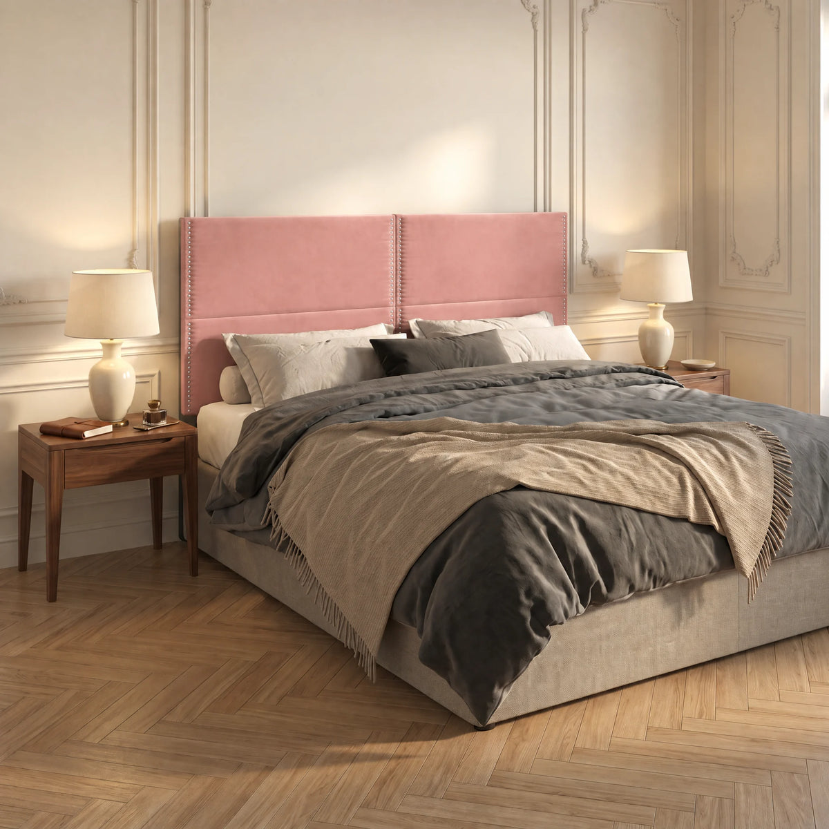 Tête de lit haute cloutée en velours Matignon rose poudré dans une chambre, vue de trois quarts
