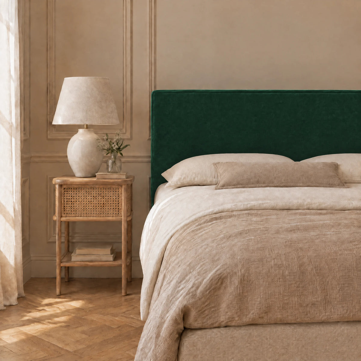 Tête de lit en velours lisse Cluny vert sapin dans une chambre, avec table de chevet et lampe
