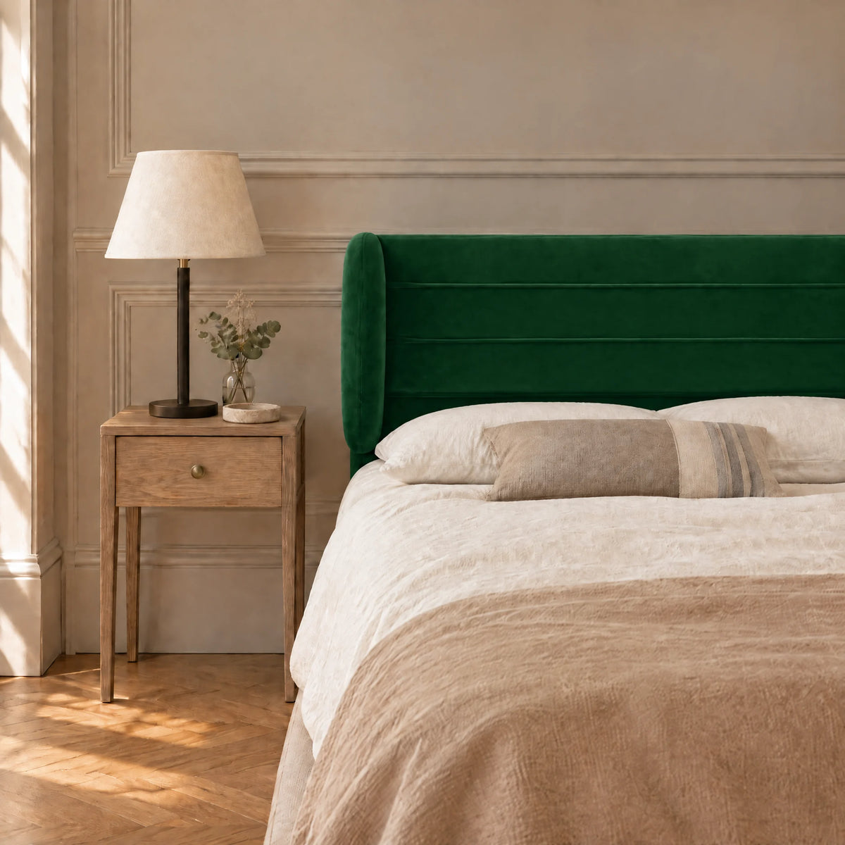 Tête de lit à oreilles en velours ligné Chaillot vert sapin dans une chambre, avec table de chevet et lampe