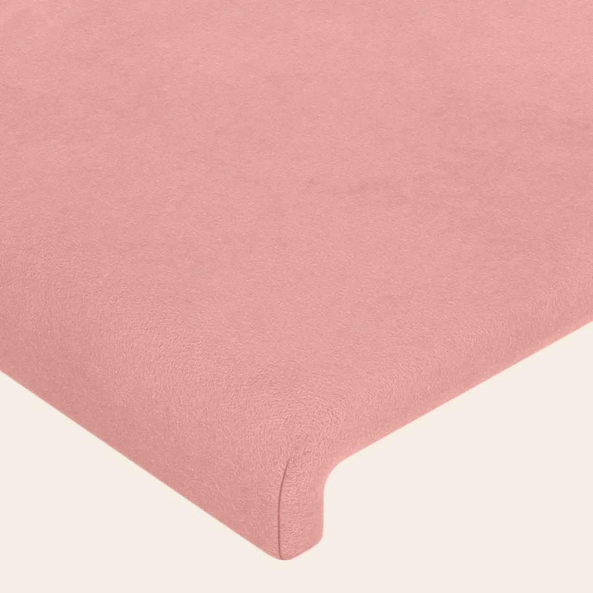 Gros plan du velours rose poudré de la tête de lit Haussmann