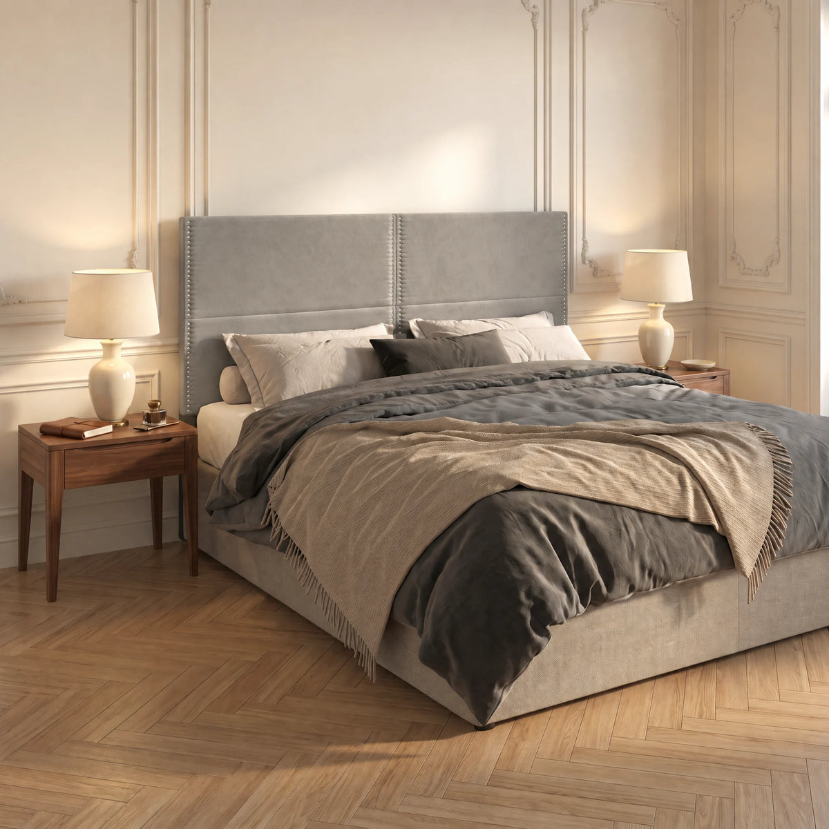 Tête de lit haute cloutée en velours Matignon gris clair dans une chambre, vue de trois quarts